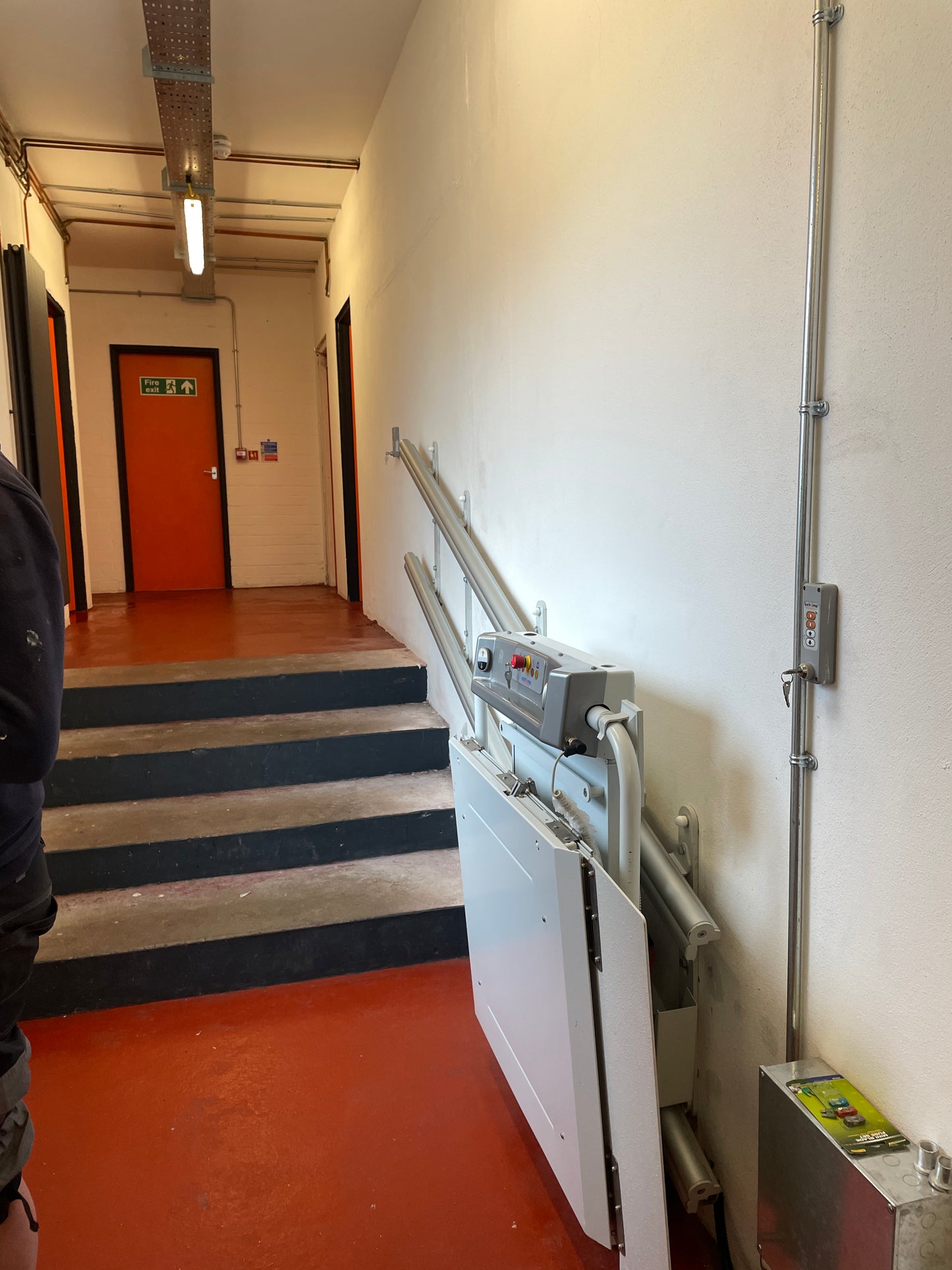 Extrema Logic - INCLINED PLATFORM LIFT FOR STRAIGHT STAIRS
